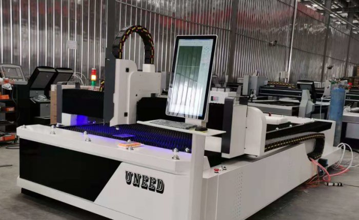 Fiber laser cutting machine UN1530 2KW 